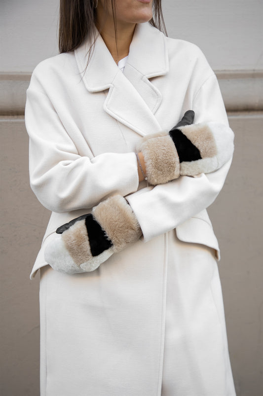 Luffer Catelyn. Pels lammeskind. Beige, sort og hvid. Markberg