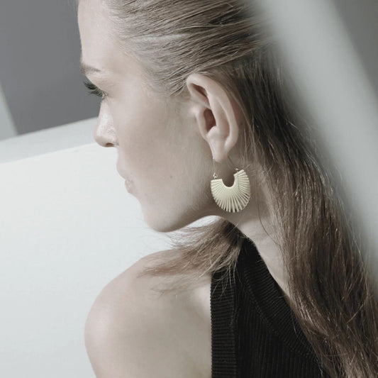 Courage Waterproof Ripple Fan Statement øreringe. Sølv plating. Dansk Copenhagen