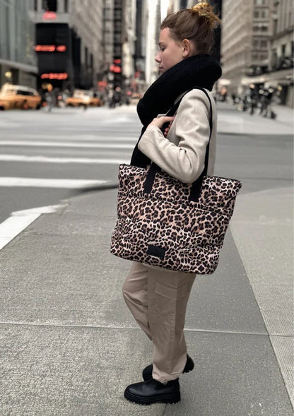 PerryMBG Shopper-Tasche mit Leopardenmuster. Schwarz und Beige. Recyceltes Polyester. Markberg